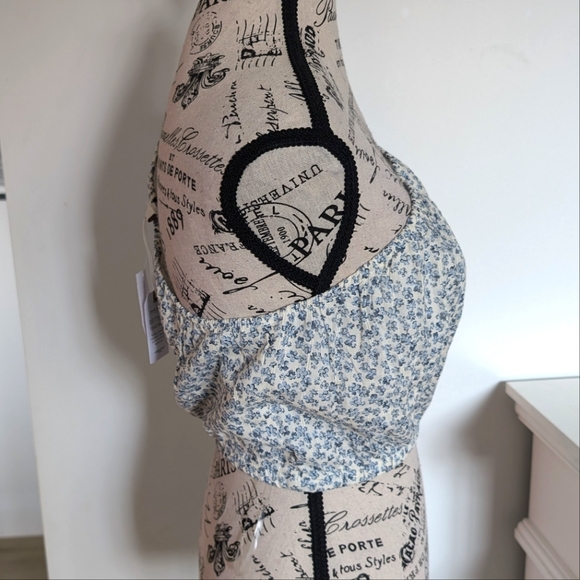 AMERICAN EAGLE | Women's Blue/White Floral One Shoulder Cropped Top - Picture 2 of 5